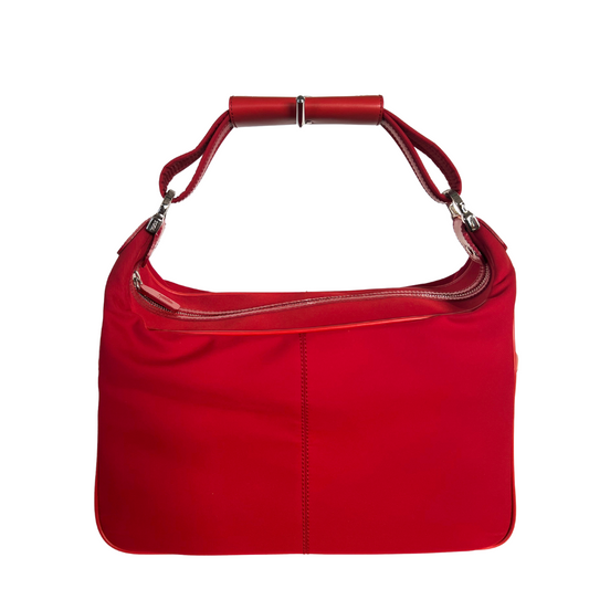 Borsa bauletto tessuto rosso con inserto in pelle rossa, tasche laterali esterne, gommini sul fondo.