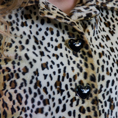 CHANEL Giacca leopardata con bottoni logati a cuore