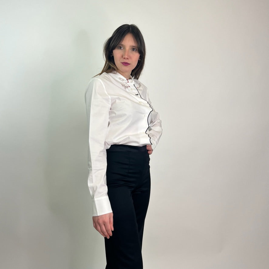VIVETTA Camicia bianca con ricamo mani e profilo viso di donna