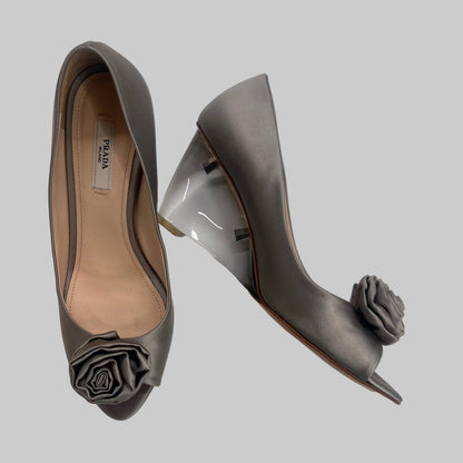 PRADA Scarpe in raso grigio con tacco unito in plexiglas