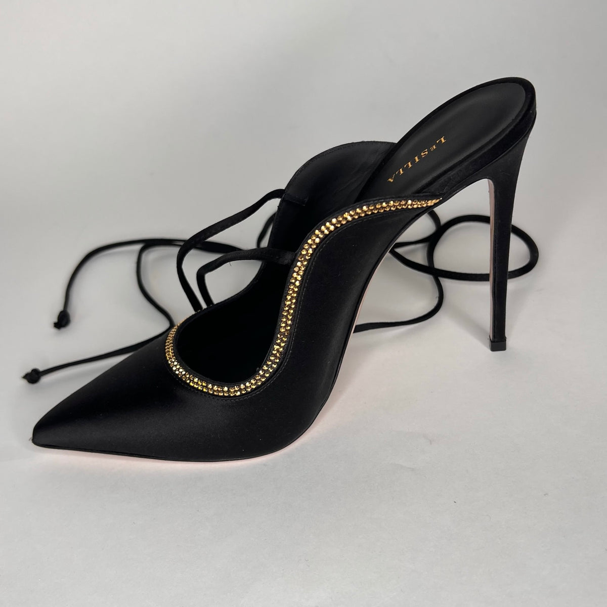 LE SILLA Décolleté a sabot in raso nero con strass oro