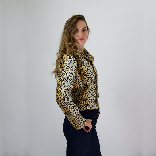 CHANEL Giacca leopardata con bottoni logati a cuore