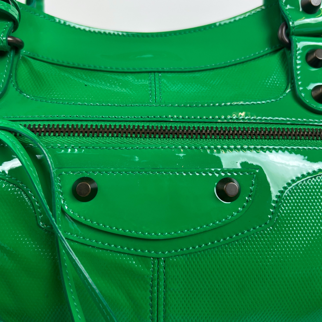 BALENCIAGA  Borsa City in vernice verde prato