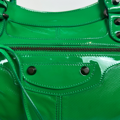 BALENCIAGA  Borsa City in vernice verde prato