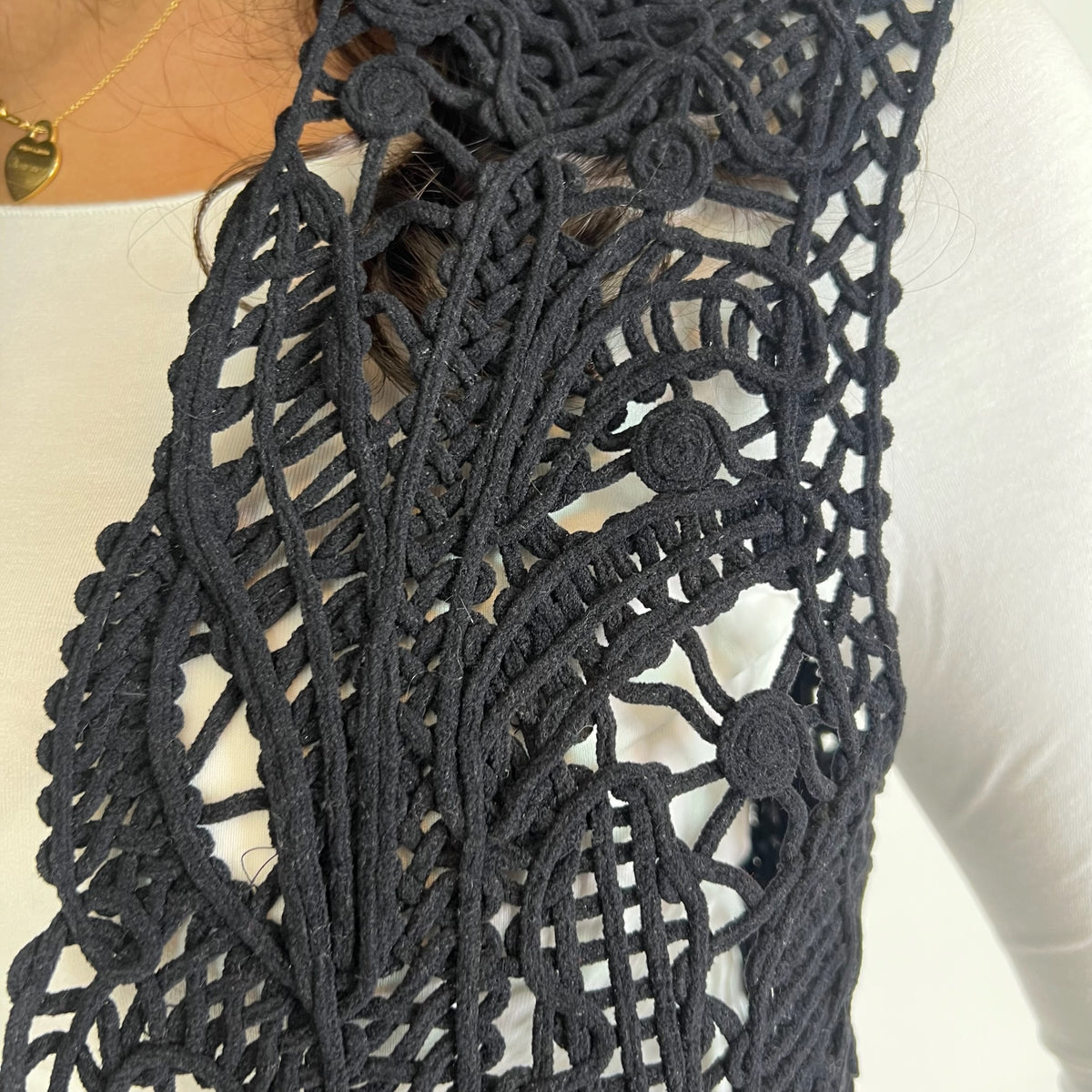 N.N. Gilet in pizzo macramè nero