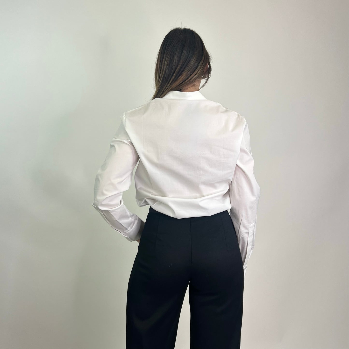 VIVETTA Camicia bianca con ricamo mani e profilo viso di donna