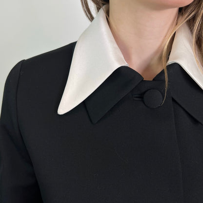 PRADA Cappottino nero con collo bianco e bottoni gioiello