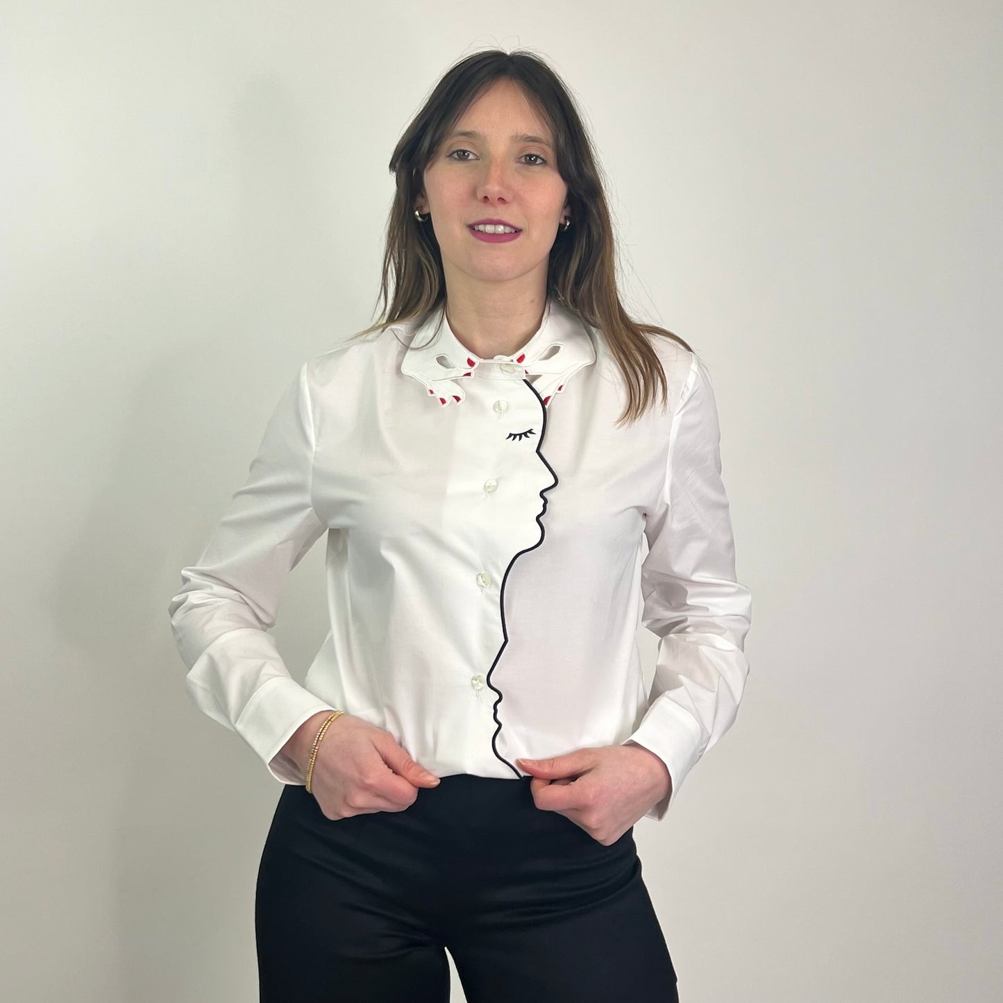 VIVETTA Camicia bianca con ricamo mani e profilo viso di donna