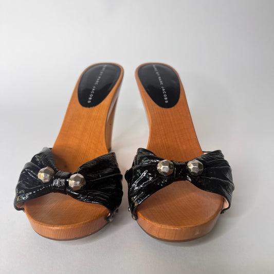 MARC JACOBS Scarpe zoccoli in vernice nera e legno