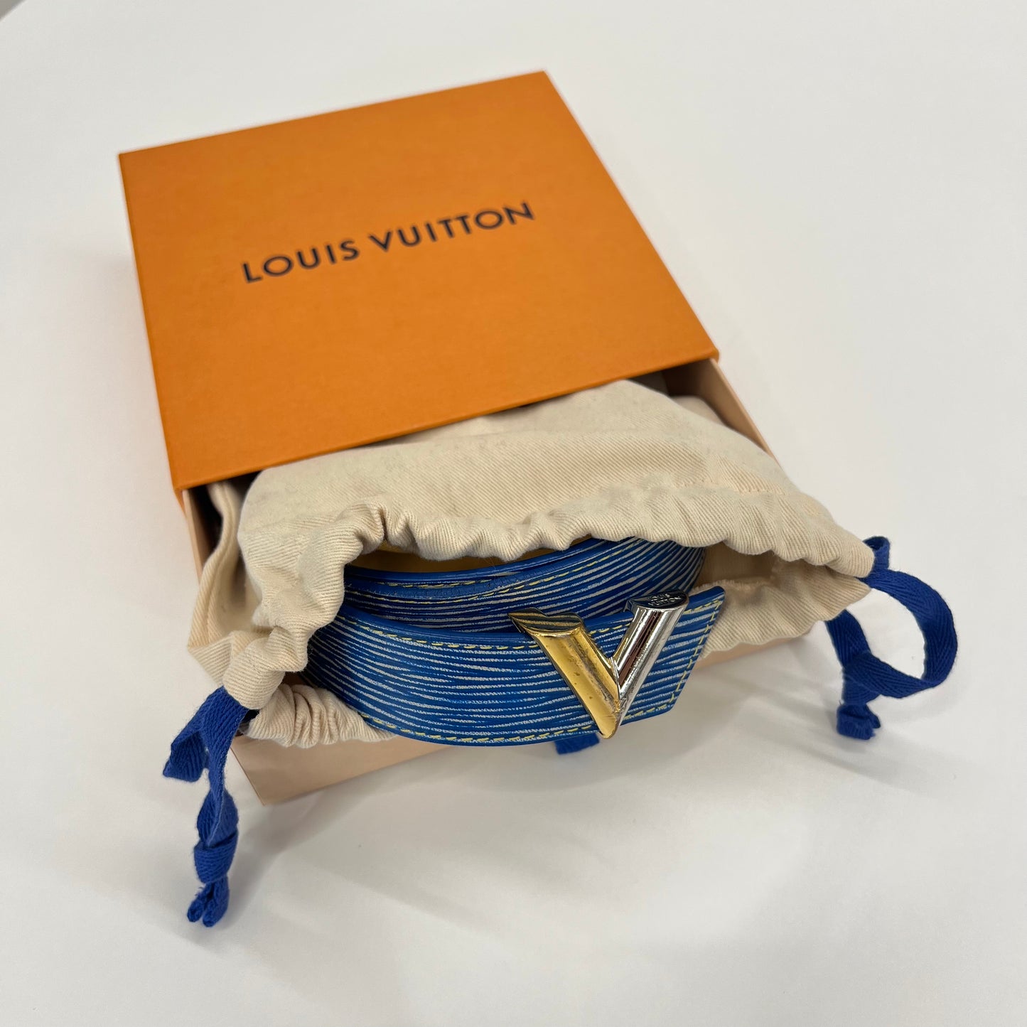 LOUIS VUITTON Cintura in pelle Epi blu striata bianca