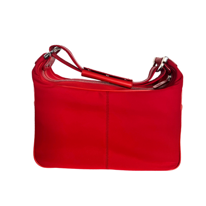 Borsa bauletto tessuto rosso con inserto in pelle rossa, tasche laterali esterne, gommini sul fondo.