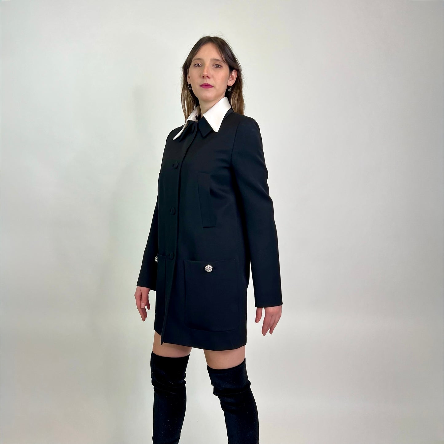 PRADA Cappottino nero con collo bianco e bottoni gioiello