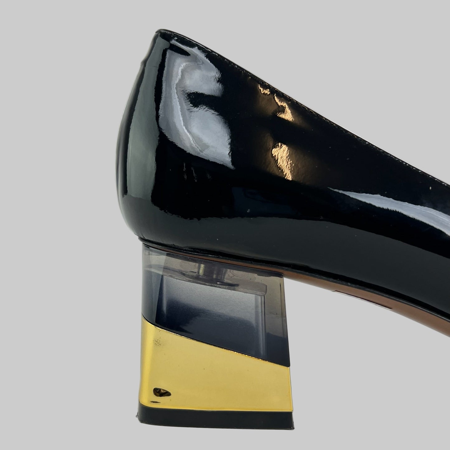 L'AUTRE CHOSE Scarpe in vernice nere con tacco e punta metallizzata oro