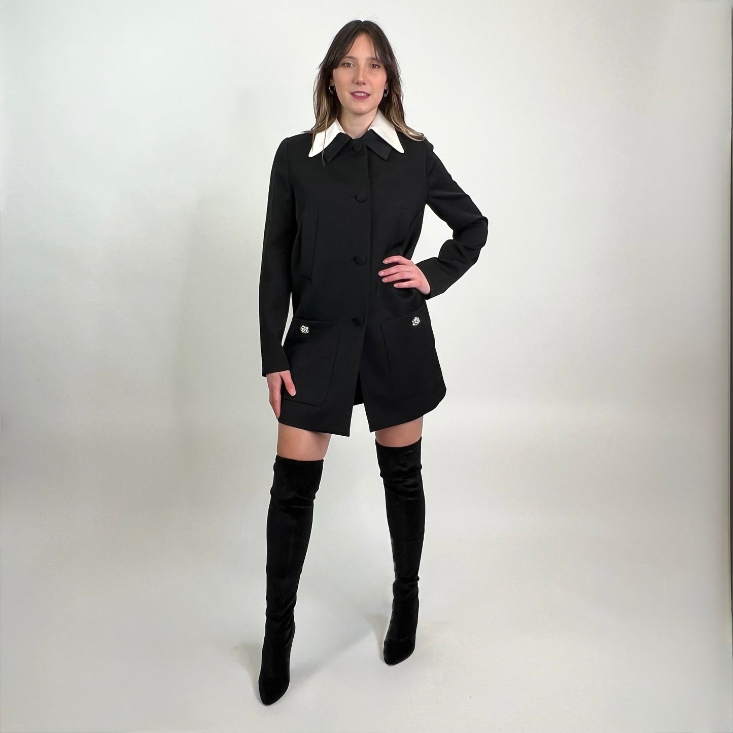 PRADA Cappottino nero con collo bianco e bottoni gioiello