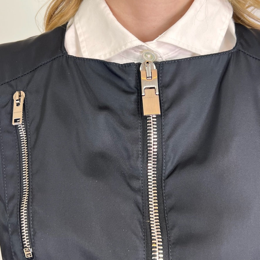 GIVENCHY Gilet in nylon nero con fibbia logo