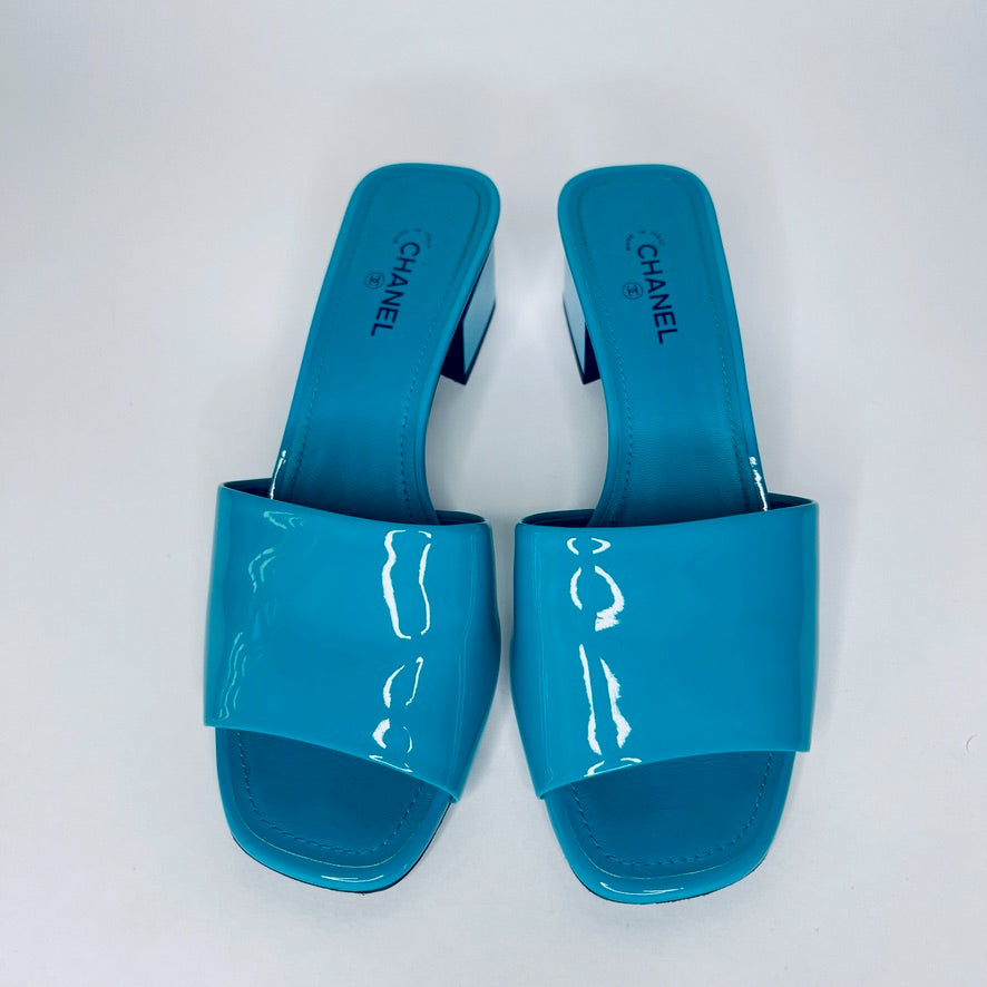 CHANEL Sandali in vernice turchese