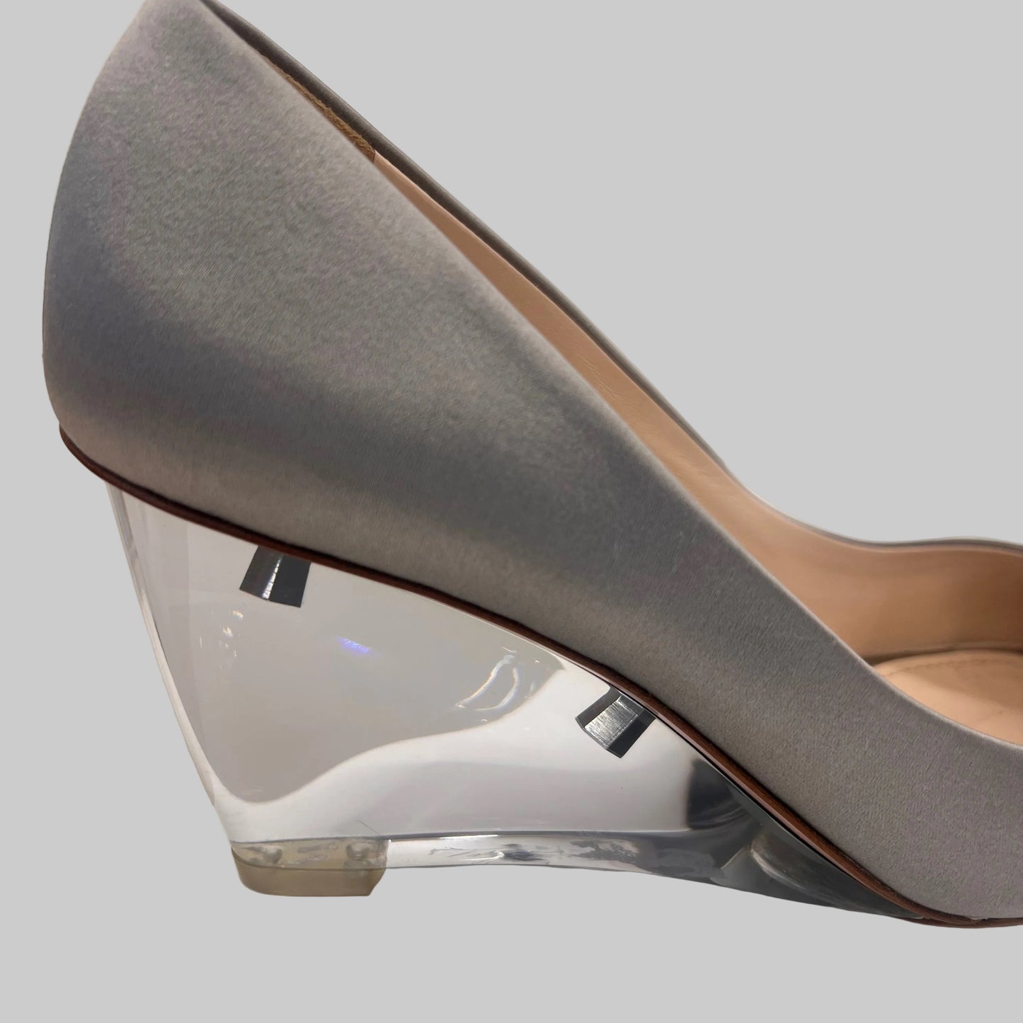 PRADA Scarpe in raso grigio con tacco unito in plexiglas