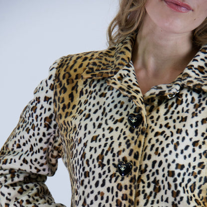 CHANEL Giacca leopardata con bottoni logati a cuore