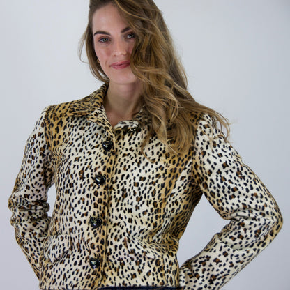 CHANEL Giacca leopardata con bottoni logati a cuore