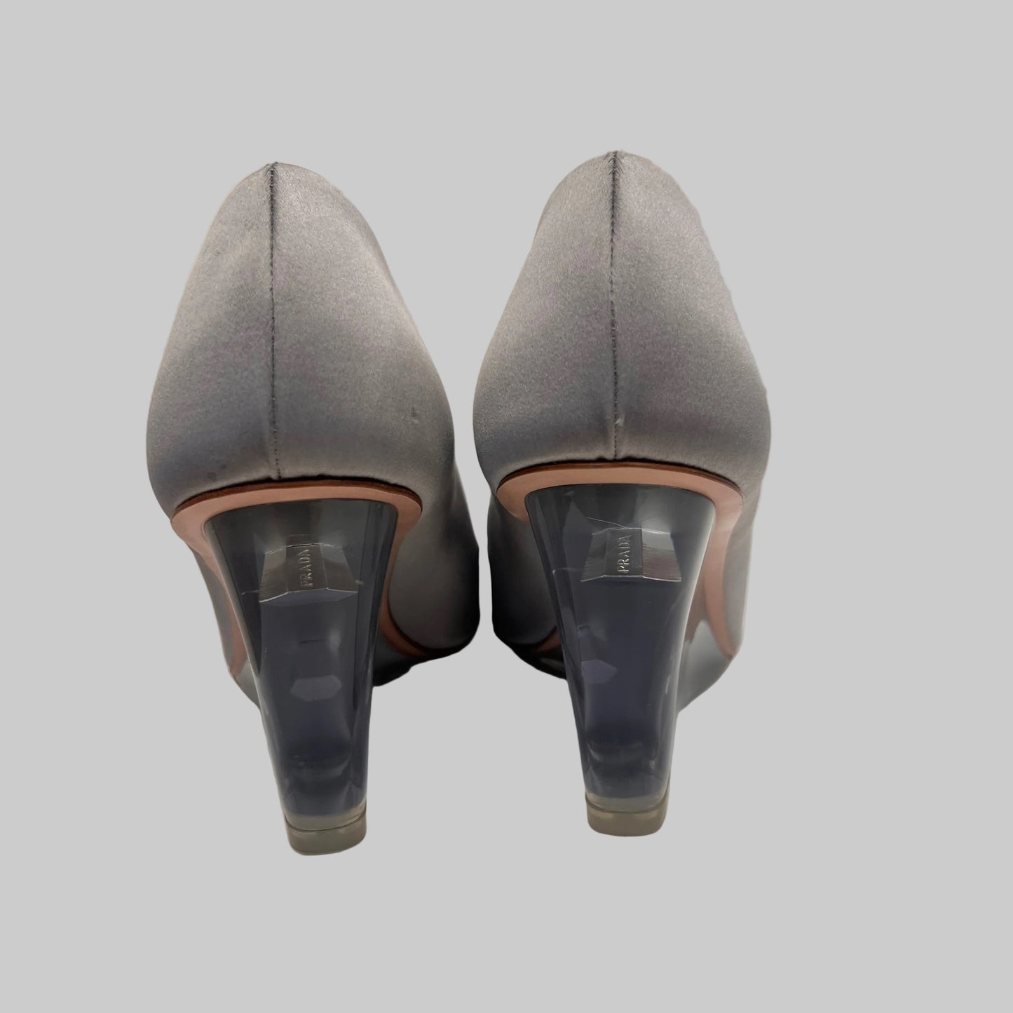 PRADA Scarpe in raso grigio con tacco unito in plexiglas