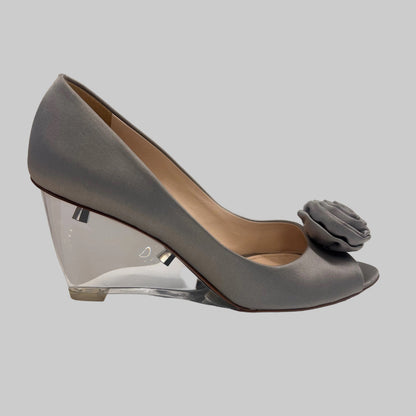 PRADA Scarpe in raso grigio con tacco unito in plexiglas