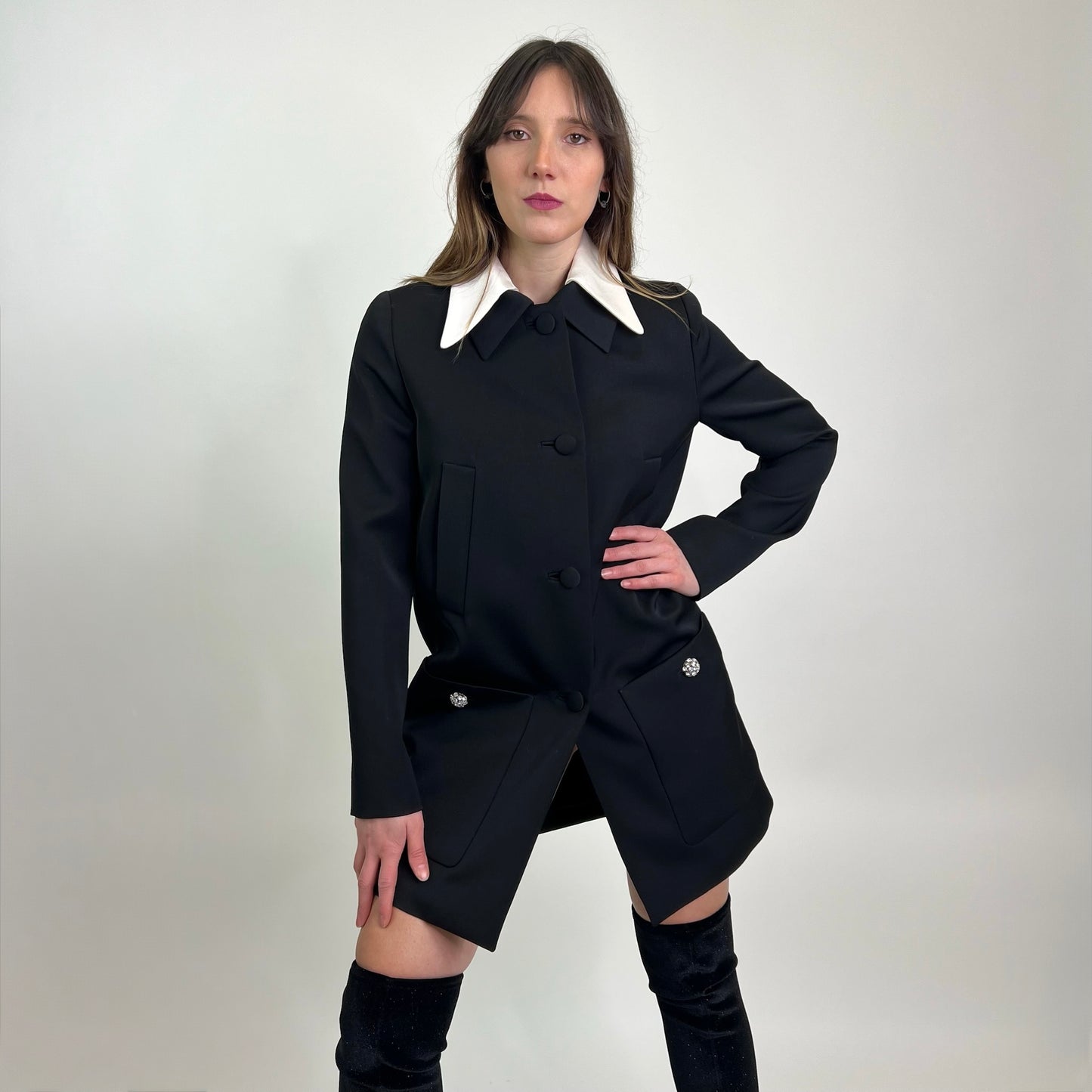 PRADA Cappottino nero con collo bianco e bottoni gioiello