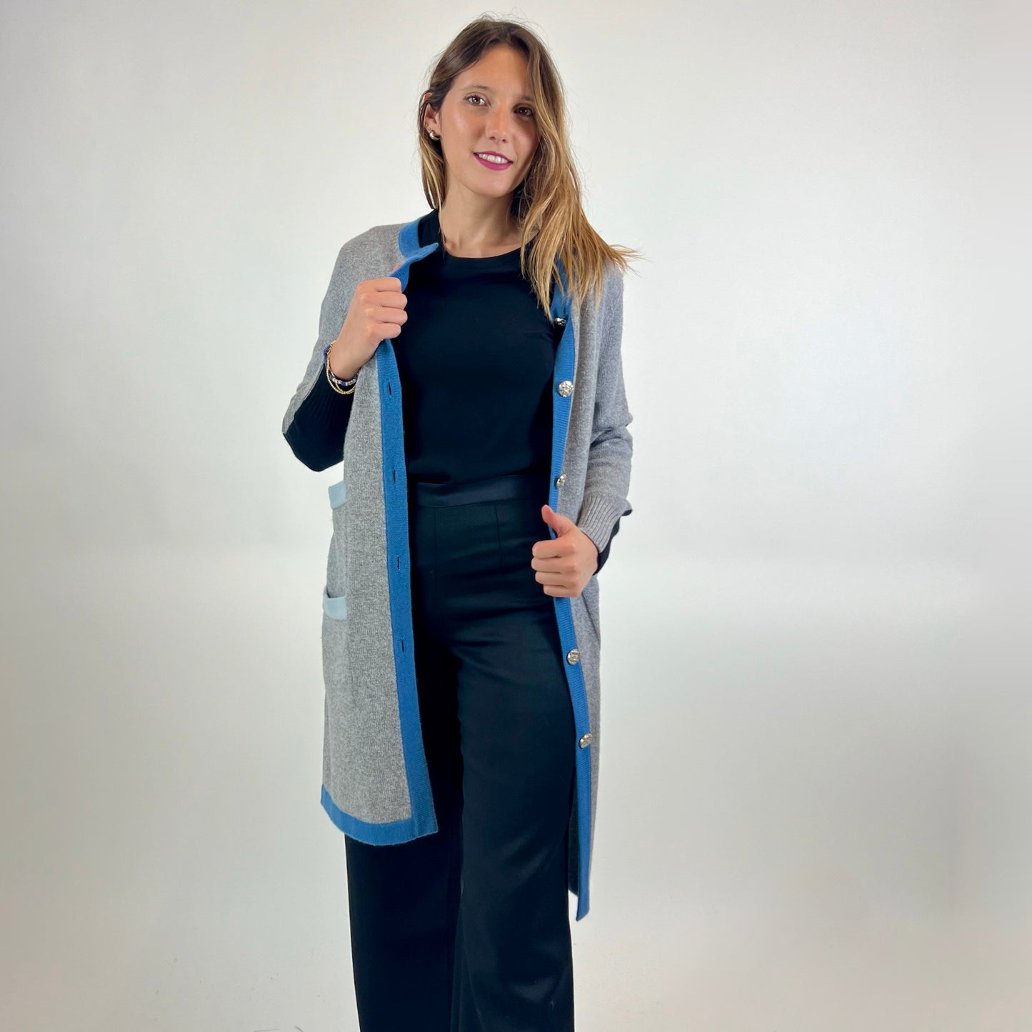 ALBINO MORETTI Cardigan lungo in cashmere grigio azzurro e nero