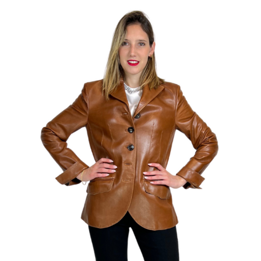 Giacca lunga stile blazer in pelle color cuoio. Modello sciancrato con due tasche patelle.