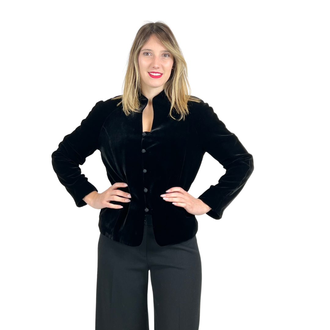 Giacca blazer in velluto rasato nero, collo alla coreana a v, con bottoni ricamati, manica lunga. 