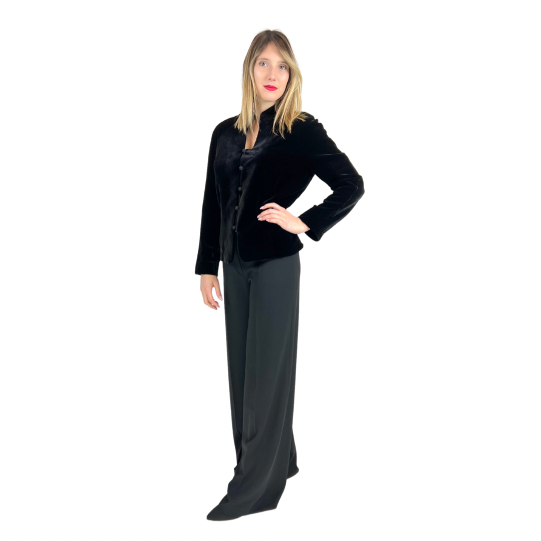 Giacca blazer in velluto rasato nero, collo alla coreana a v, con bottoni ricamati, manica lunga. 