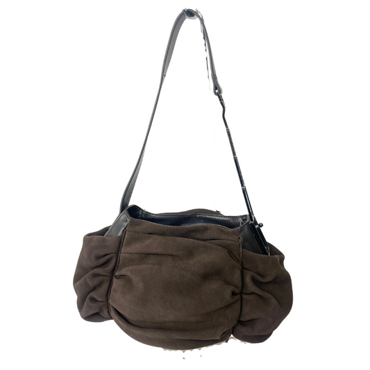 Borsa media rettangolare in pelle scamosciata marrone effetto goffrato con un manico allungabile.  Dimensioni borsa:   altezza: 19 cm   profondità: 16 cm   lunghezza: 38 cm 