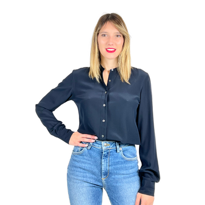 Camicia in seta blu navy con collo alla coreana con piccole arricciature sulla spalla, manica lunga e modello classico.