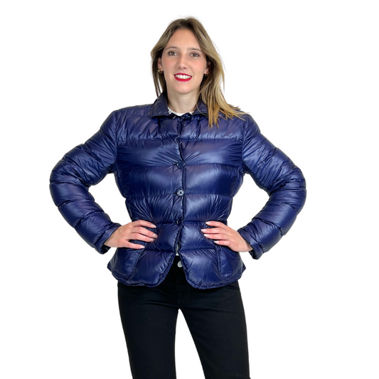 Giacca Piumino imbottito medio trapuntato orizzontale blu viola, chiusura con bottoni, due tasche applicate con patella.