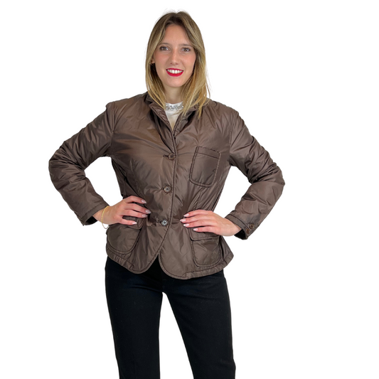 Giacca piumino modello blazer marrone con tre bottoni revers e 3 tasche applicate, manica lunga.