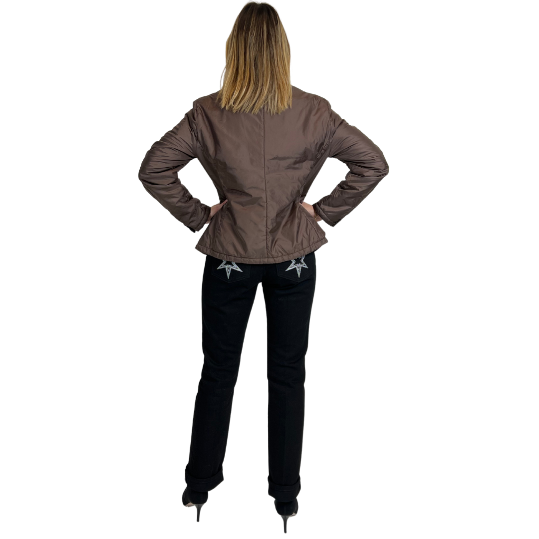 Giacca piumino modello blazer marrone con tre bottoni revers e 3 tasche applicate, manica lunga.
