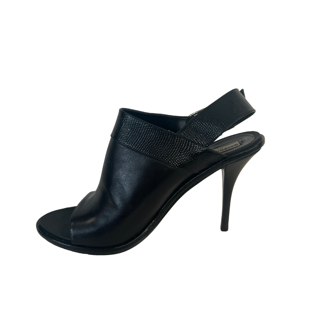 Scarpa sandalo mule in pelle nera con profilo effetto pitone aperto dietro e davanti con cinturino alla caviglia, tacco stiletto 10 cm in numero 39,5