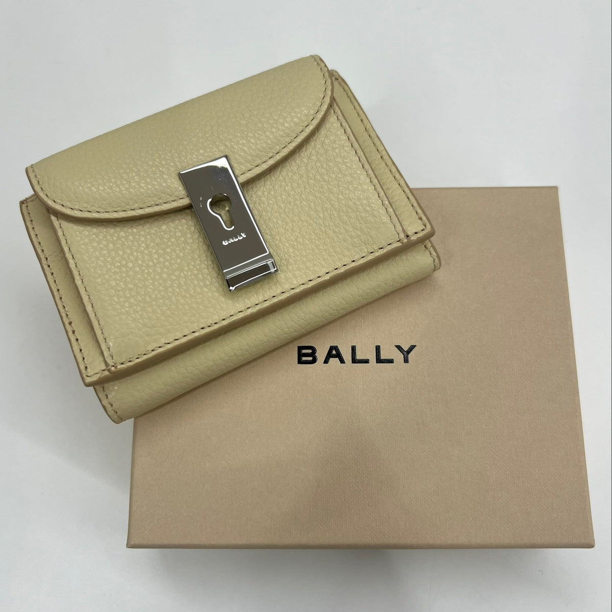 BALLY Portafoglio "Lock Me" compatto in pelle granata color burro hardware argento