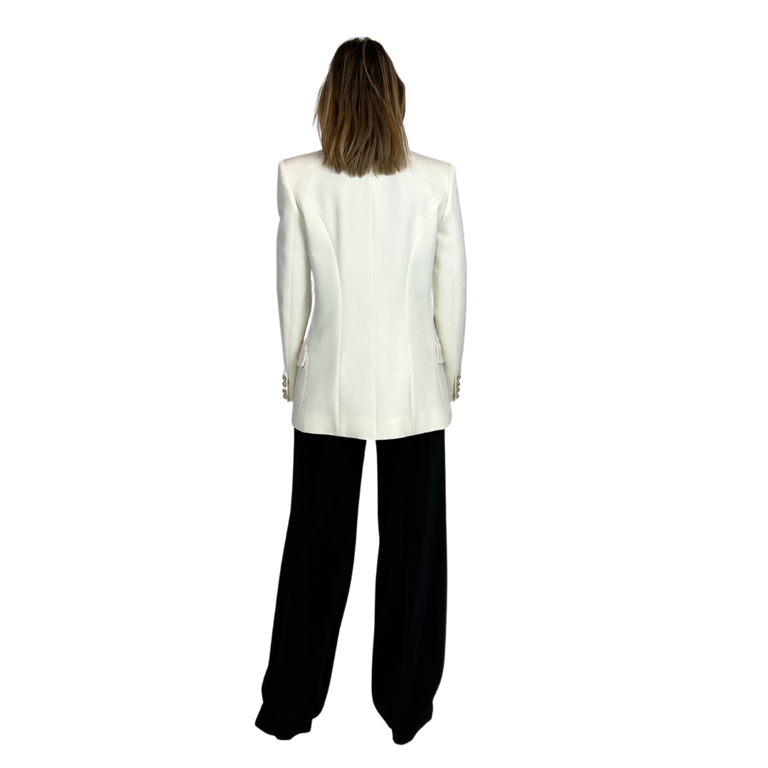 Giacca blazer lunga lana bianco panna doppio petto con sei bottoni ricamati oro, due tasche applicate.