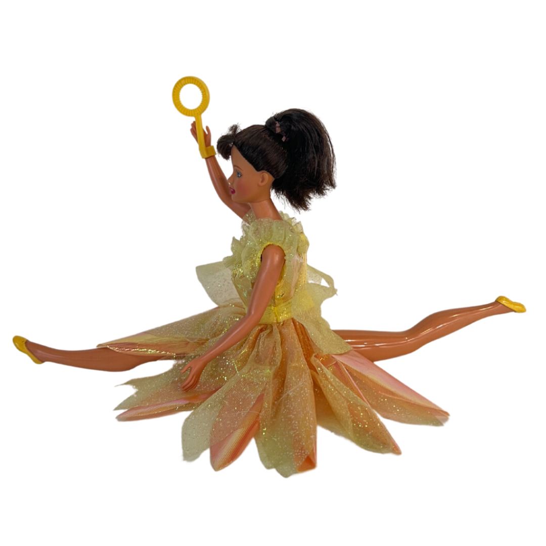 Bubble Fairy Teresa Doll, amica di Barbie Doll è una produzione Mattel del 1998. Indossa un completo giallo scintillante, ha dei capelli castano scuro e occhi azzurri.  Teresa Doll gira! immergi le bacchette nella soluzione per bolle tira la corda sulla schiena, rilascia e lei magicamente gira creando tantissime bolle.