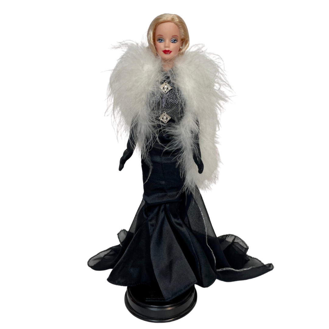 Barbie Collector's Edition Steppin Out appatiene alla collezione ''Great Fashions of the 20th century''.   E' una produzione Mattel del 1998.  In questa versione Barbie fa un salto negli anni '30, il decennio da cui trae ispirazione di questo look. Ricrea in modo sorprendente le labbra rosse, i capelli color platino e la pelle pallida che erano molto diffusi in quell'epoca.