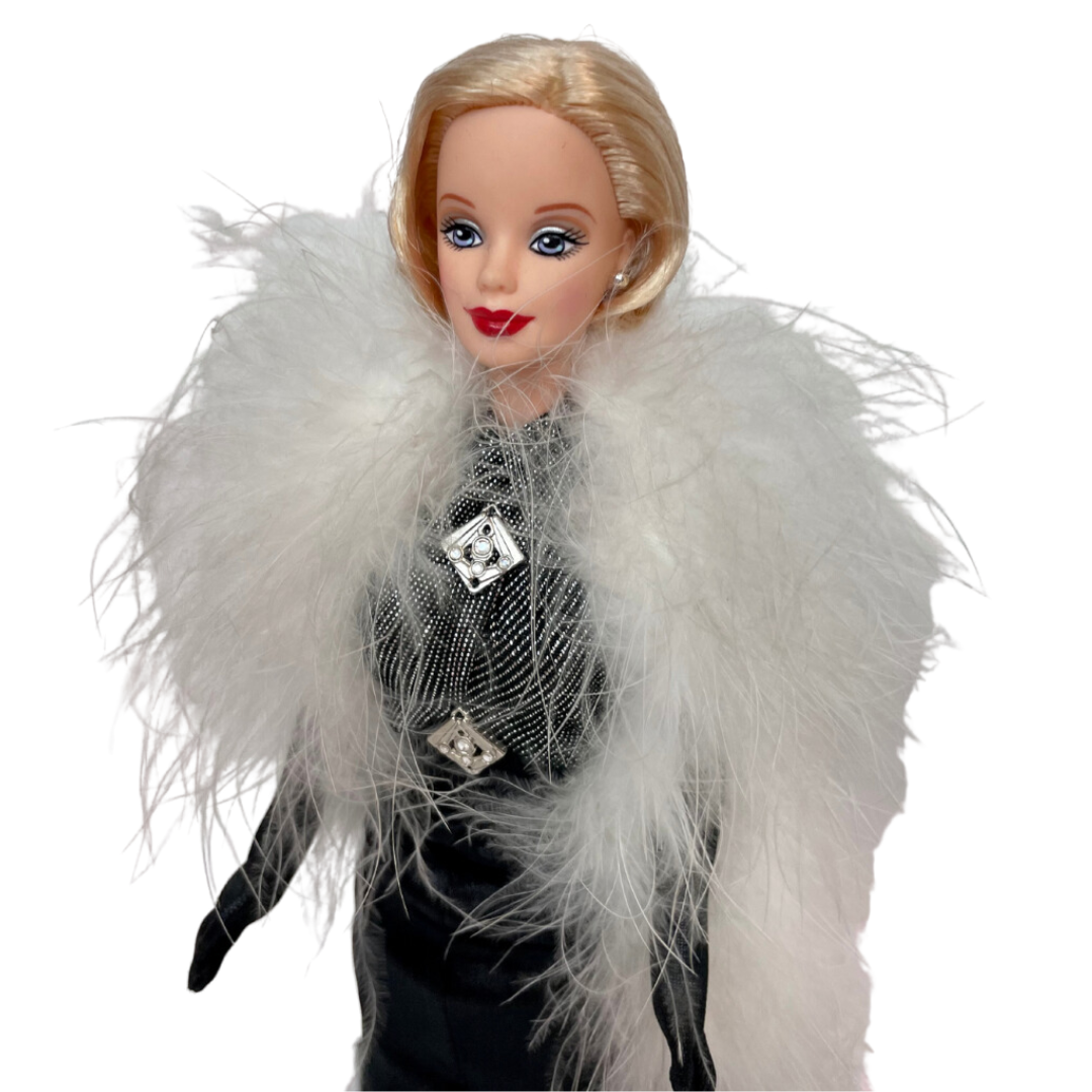 Barbie Collector's Edition Steppin Out appatiene alla collezione ''Great Fashions of the 20th century''.   E' una produzione Mattel del 1998.  In questa versione Barbie fa un salto negli anni '30, il decennio da cui trae ispirazione di questo look. Ricrea in modo sorprendente le labbra rosse, i capelli color platino e la pelle pallida che erano molto diffusi in quell'epoca.