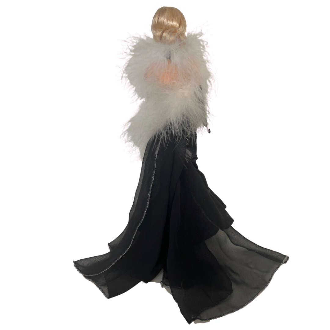 Barbie Collector's Edition Steppin Out appatiene alla collezione ''Great Fashions of the 20th century''.   E' una produzione Mattel del 1998.  In questa versione Barbie fa un salto negli anni '30, il decennio da cui trae ispirazione di questo look. Ricrea in modo sorprendente le labbra rosse, i capelli color platino e la pelle pallida che erano molto diffusi in quell'epoca.