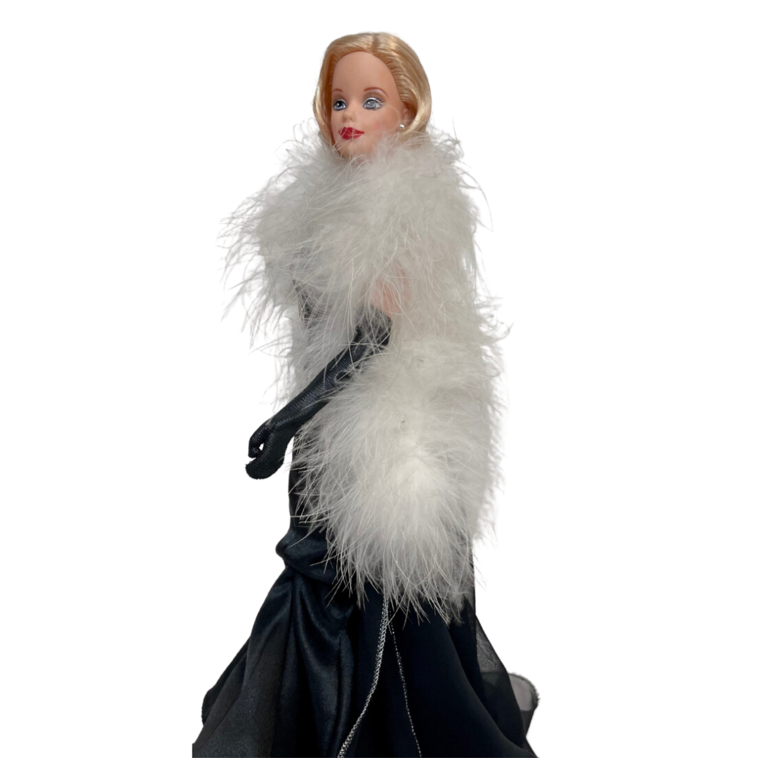 Barbie Collector's Edition Steppin Out appatiene alla collezione ''Great Fashions of the 20th century''.   E' una produzione Mattel del 1998.  In questa versione Barbie fa un salto negli anni '30, il decennio da cui trae ispirazione di questo look. Ricrea in modo sorprendente le labbra rosse, i capelli color platino e la pelle pallida che erano molto diffusi in quell'epoca.