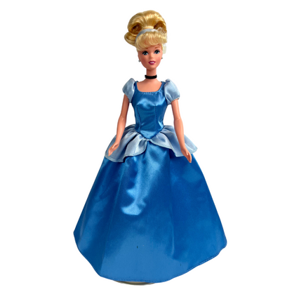 Ti presentiamo questa bambola di Cenerentola, ispirata alla gentile e coraggiosa principessa del classico film Disney! Dalla riscoperta globale di Barbie grazie al suo recente film di successo mondiale, la celebre bambola torna ad affascinare gli animi dei collezionisti e dei sognatori di tutte le età.