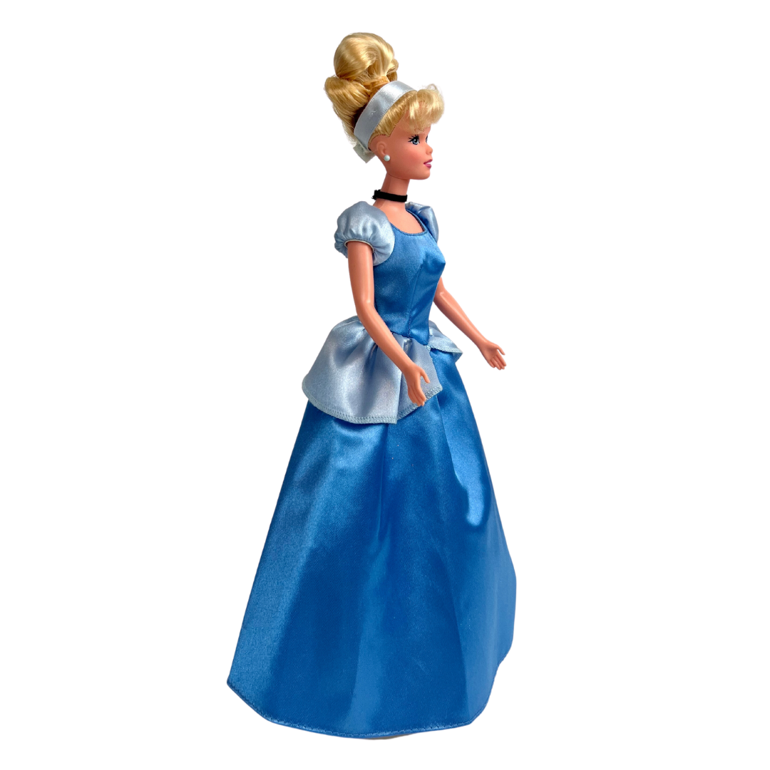 Ti presentiamo questa bambola di Cenerentola, ispirata alla gentile e coraggiosa principessa del classico film Disney! Dalla riscoperta globale di Barbie grazie al suo recente film di successo mondiale, la celebre bambola torna ad affascinare gli animi dei collezionisti e dei sognatori di tutte le età.