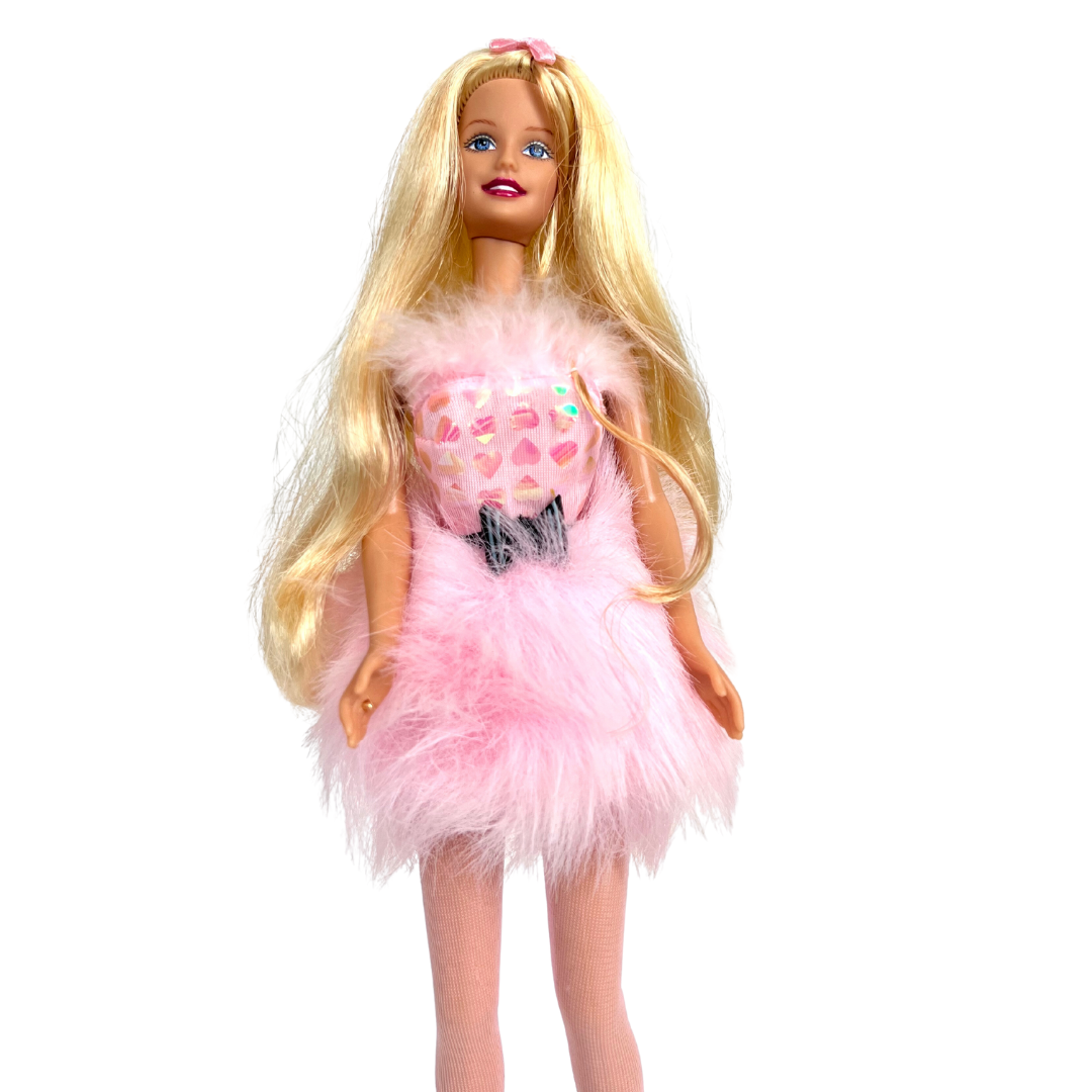 Barbie Glam & Goom è una bambola molto graziosa con dei lunghissimi capelli biondi fermati con un fiocco     manca cane 