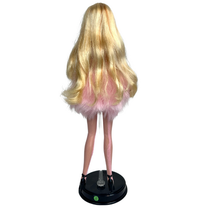 Barbie Glam & Goom è una bambola molto graziosa con dei lunghissimi capelli biondi fermati con un fiocco     manca cane 