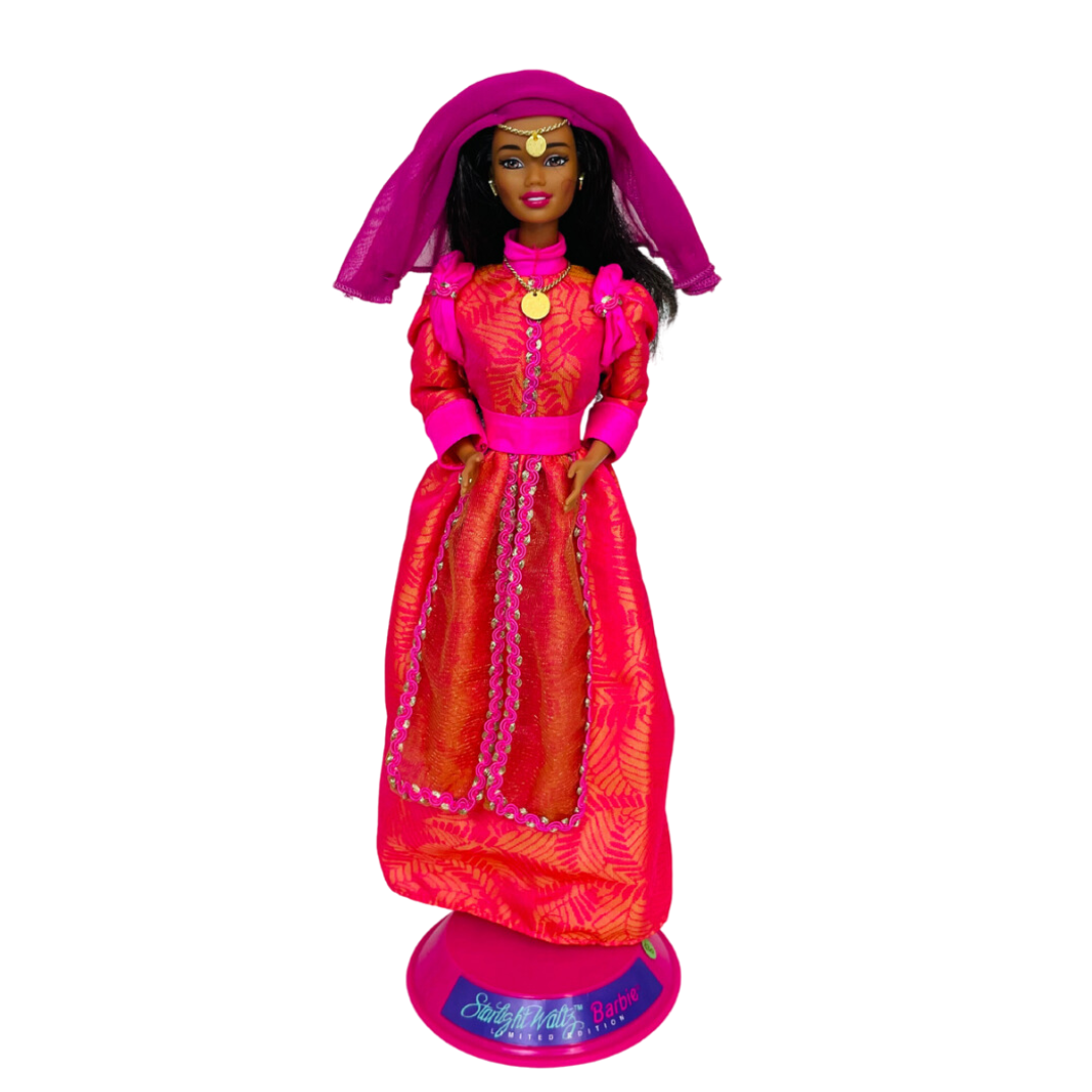 La maestosità delle donne del continente africano, i ricchi colori e le fantasie che indossano, le loro andature regine, lo sguardo modesto ma fiducioso lascia spesso incantati. La Barbie marocchina mostra alcuni di questi attributi e che bambola sognante ed esotica è!  