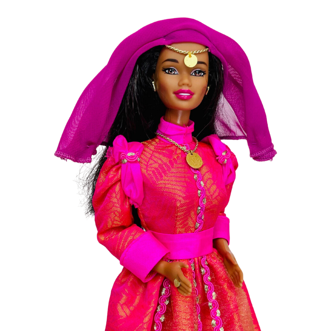 La maestosità delle donne del continente africano, i ricchi colori e le fantasie che indossano, le loro andature regine, lo sguardo modesto ma fiducioso lascia spesso incantati. La Barbie marocchina mostra alcuni di questi attributi e che bambola sognante ed esotica è! 
