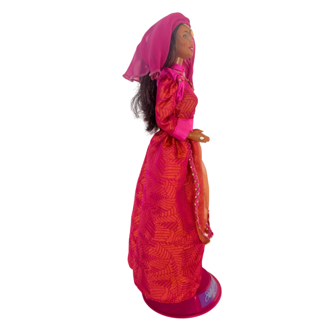 La maestosità delle donne del continente africano, i ricchi colori e le fantasie che indossano, le loro andature regine, lo sguardo modesto ma fiducioso lascia spesso incantati. La Barbie marocchina mostra alcuni di questi attributi e che bambola sognante ed esotica è! 